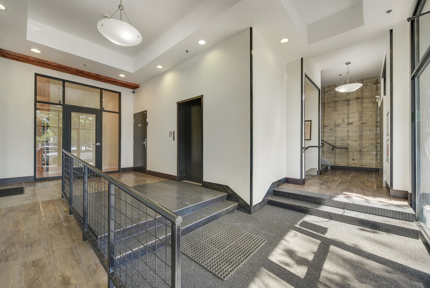 8401 N Ivanhoe St, Portland, OR for rent - Lobby - Image 2 of 15