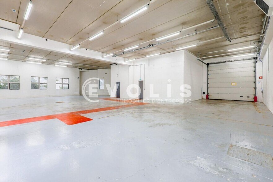 Light Industrial in Saint-Thibault-des-Vignes to rent - Interior Photo - Image 2 of 3