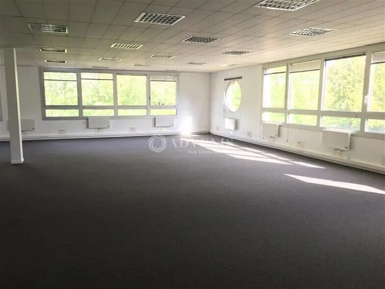 Office in Émerainville to rent - Interior Photo - Image 2 of 10