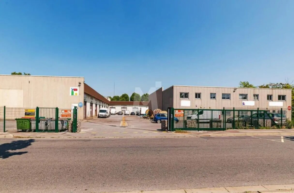 Office in Grigny to rent Building Photo- Image 1 of 10