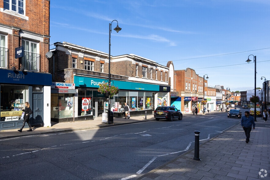 London Rd, East Grinstead to rent - Building Photo - Image 2 of 4