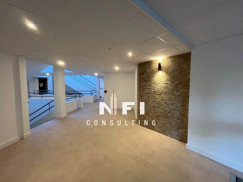 Office in Valbonne to rent - Lobby - Image 3 of 9