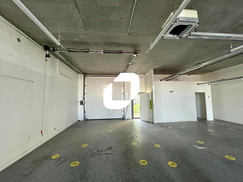 Light Industrial in Lyon to rent - Interior Photo - Image 3 of 13