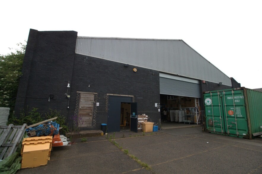 Torrington Av, Coventry to rent - Building Photo - Image 3 of 5