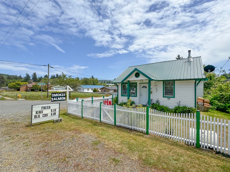 16672 Frontier st, Clallam Bay, WA for sale - Primary Photo - Image 1 of 97