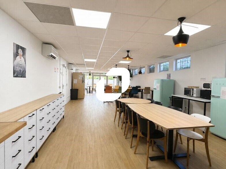 Office in Les Ulis to rent - Building Photo - Image 3 of 24