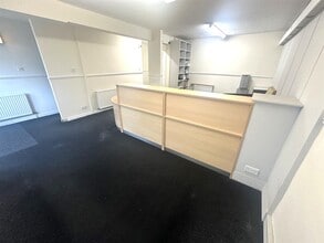Austhorpe Vw, Leeds to rent Interior Photo- Image 2 of 6