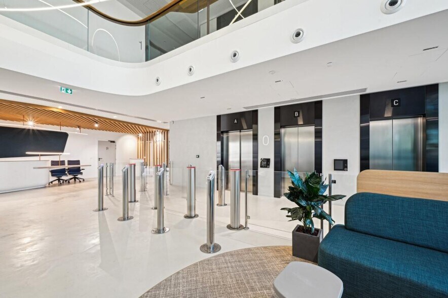 Office in Bagneux to rent - Lobby - Image 2 of 15