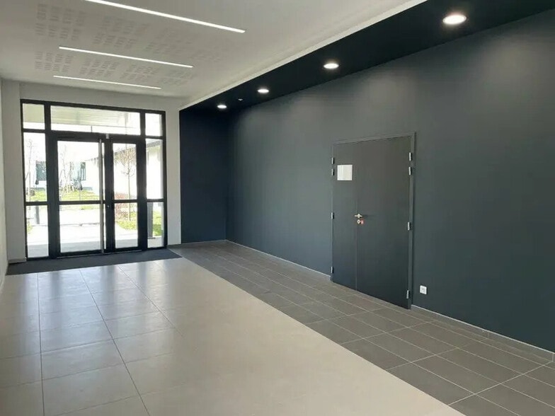 Office in Vénissieux for sale - Interior Photo - Image 2 of 12