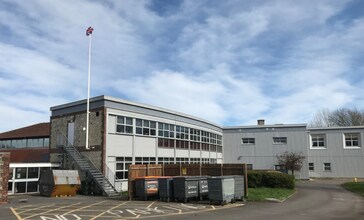 Penns Pl, Petersfield to rent Building Photo- Image 2 of 2