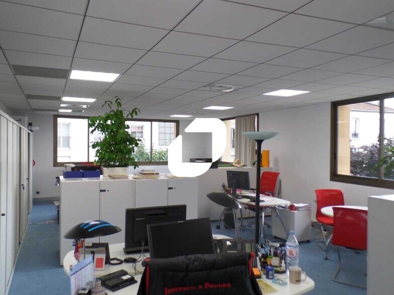 Industrial in La Garenne-Colombes to rent - Building Photo - Image 3 of 11