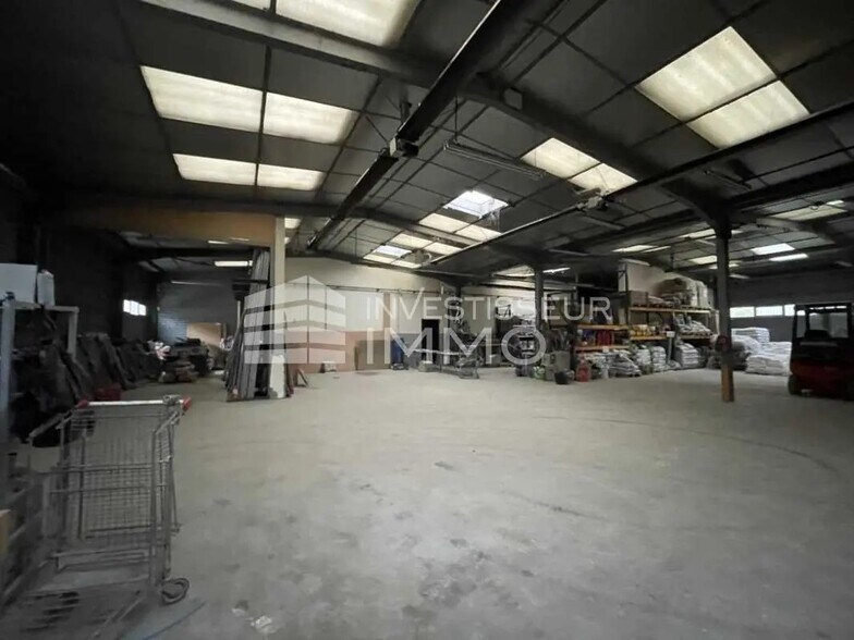 Light Industrial in Vaux-le-Pénil for sale - Interior Photo - Image 2 of 4