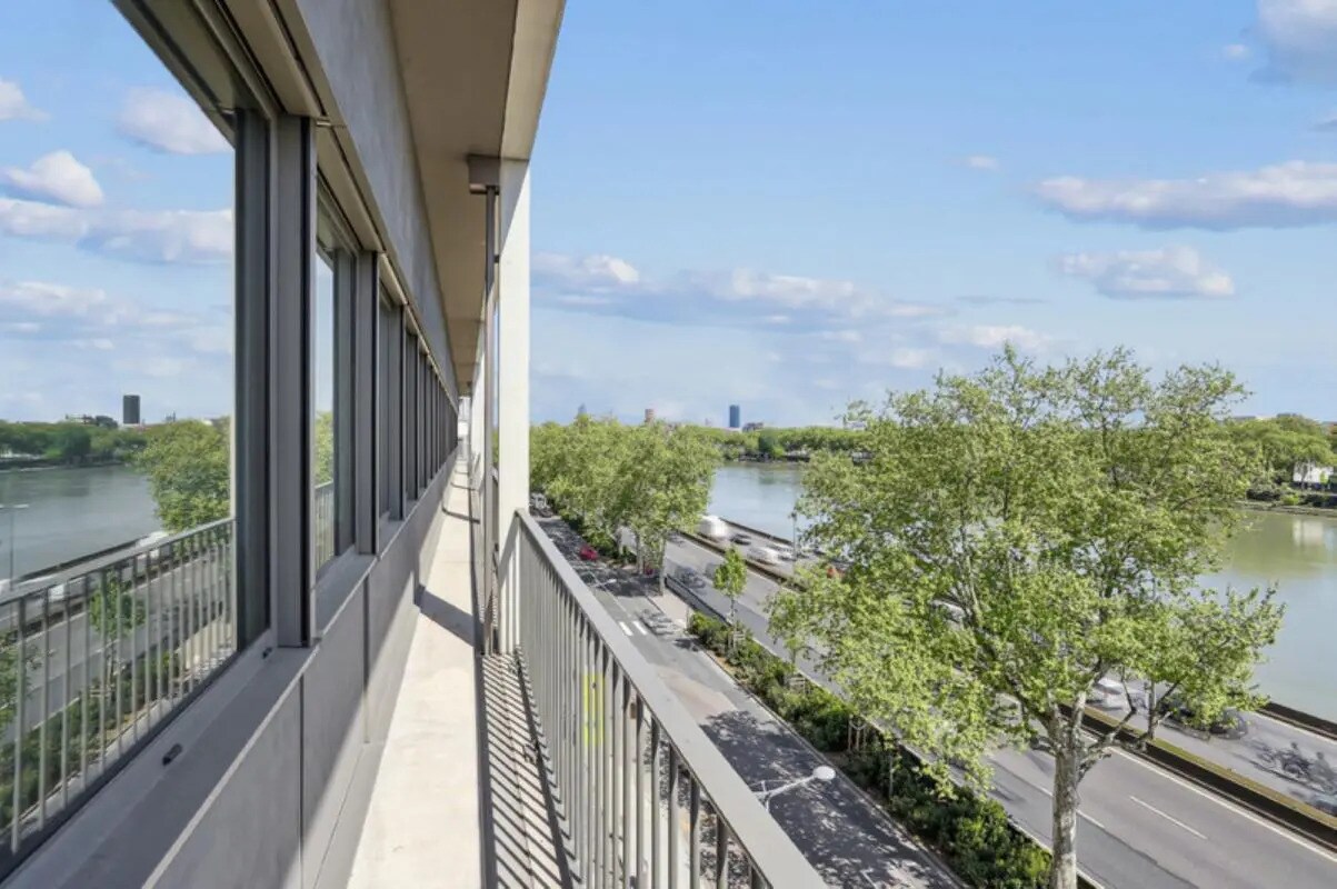 Office in Lyon for sale Building Photo- Image 1 of 5