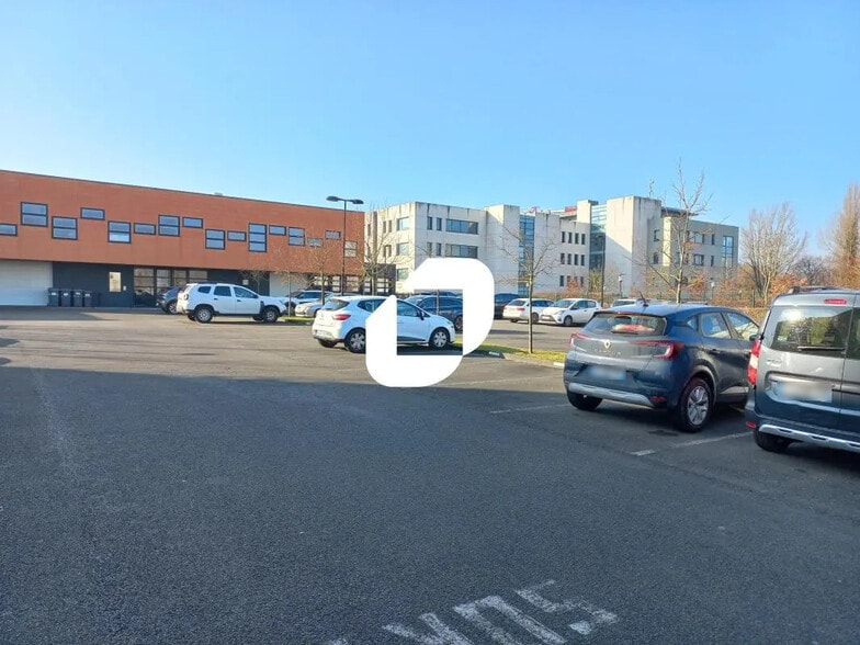 250/260 Rue Salvador Allende, Loos to rent - Building Photo - Image 3 of 11