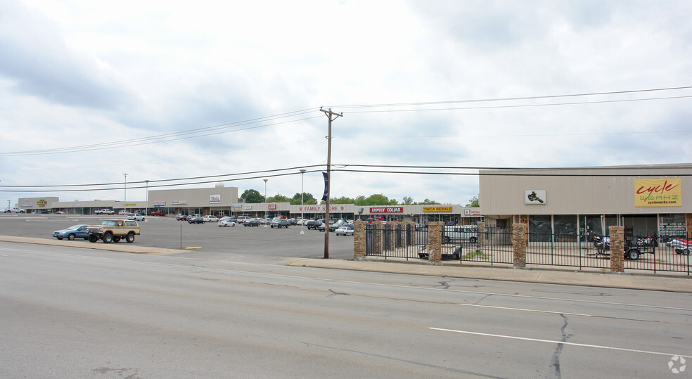 8101-8155 W Camp Bowie Blvd, Fort Worth, TX for rent - Building Photo - Image 2 of 4