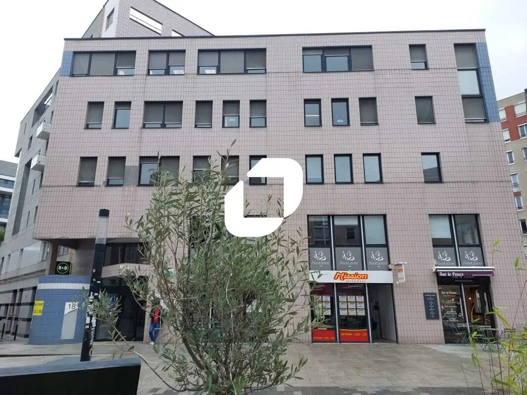 Office in Montigny-le-Bretonneux to rent Building Photo- Image 1 of 9