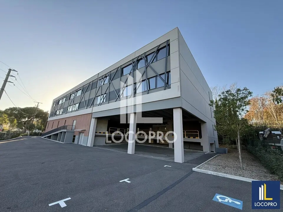 Location Local d'activités 2 352 m² - Photo 1