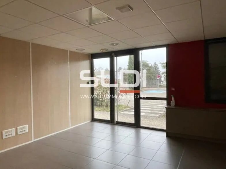 Office in Rillieux-la-Pape to rent - Building Photo - Image 3 of 11