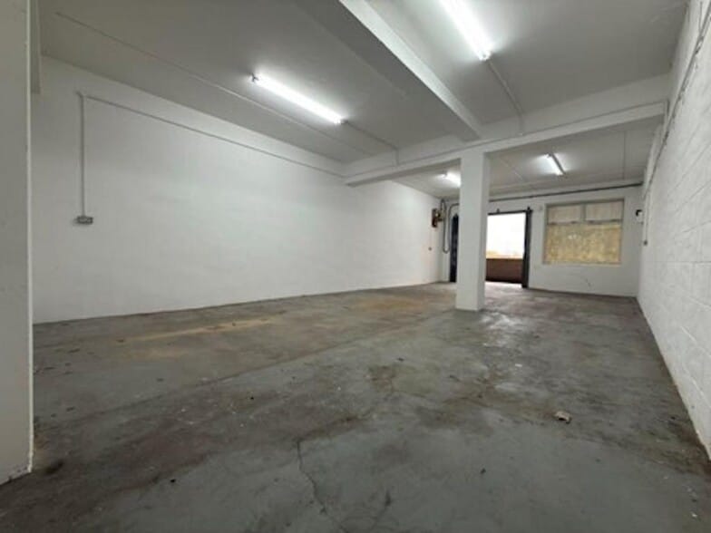 East Ln, Wembley to rent - Building Photo - Image 3 of 13