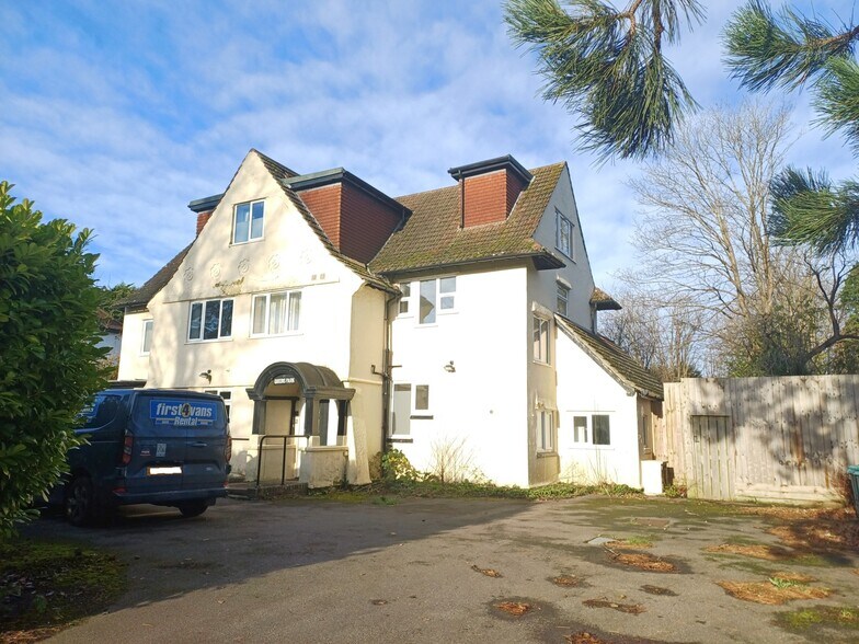 15 Queens Park Rd, Caterham for sale - Primary Photo - Image 1 of 6
