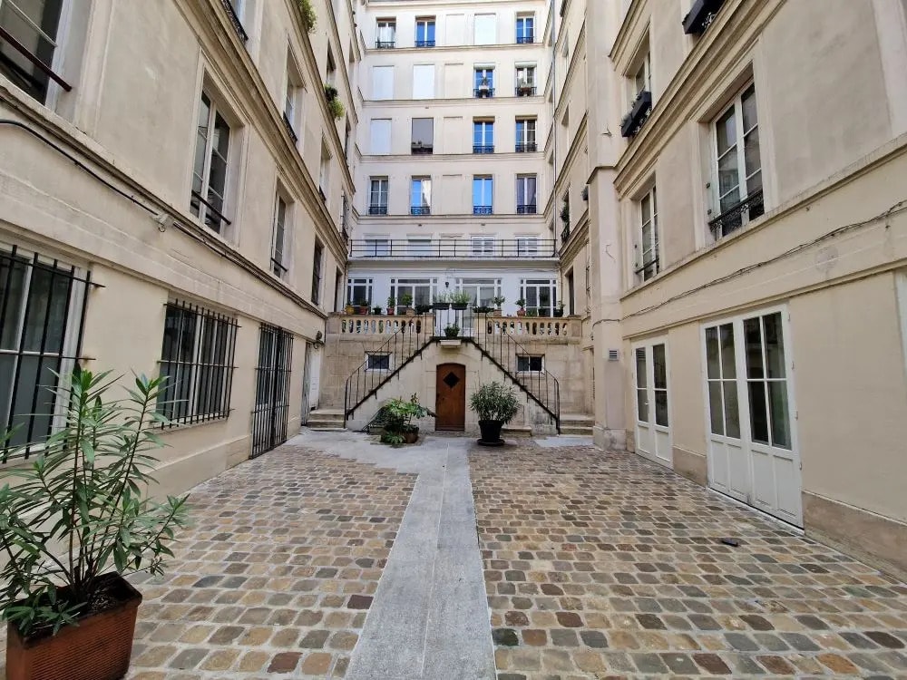 Location Bureaux 197 m² - Photo 1