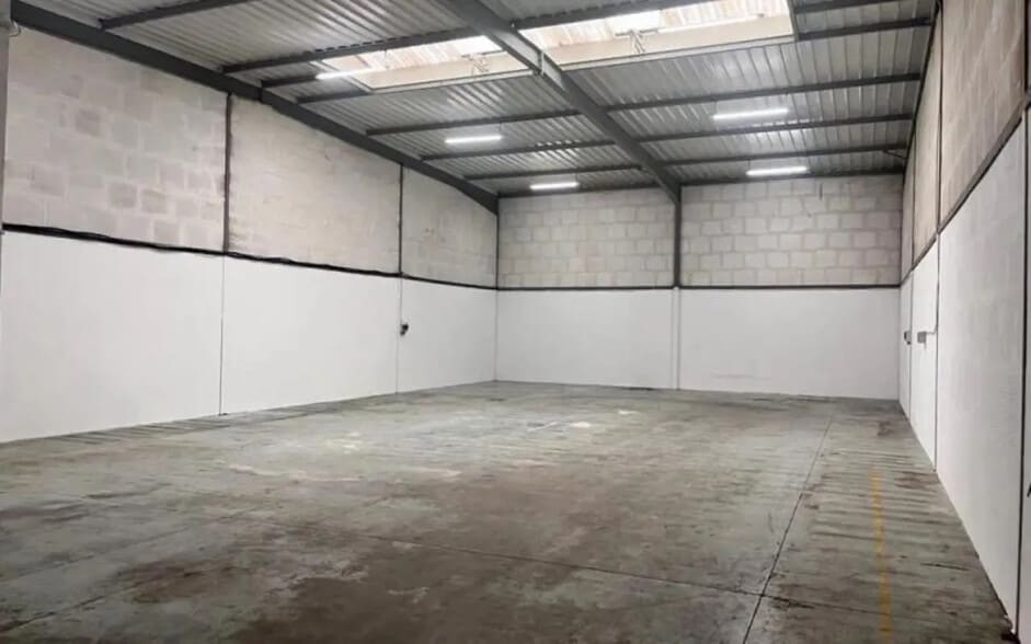 Light Industrial in Bondy to rent - Interior Photo - Image 3 of 9