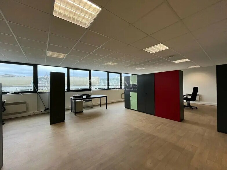 Light Industrial in Élancourt to rent - Building Photo - Image 2 of 3