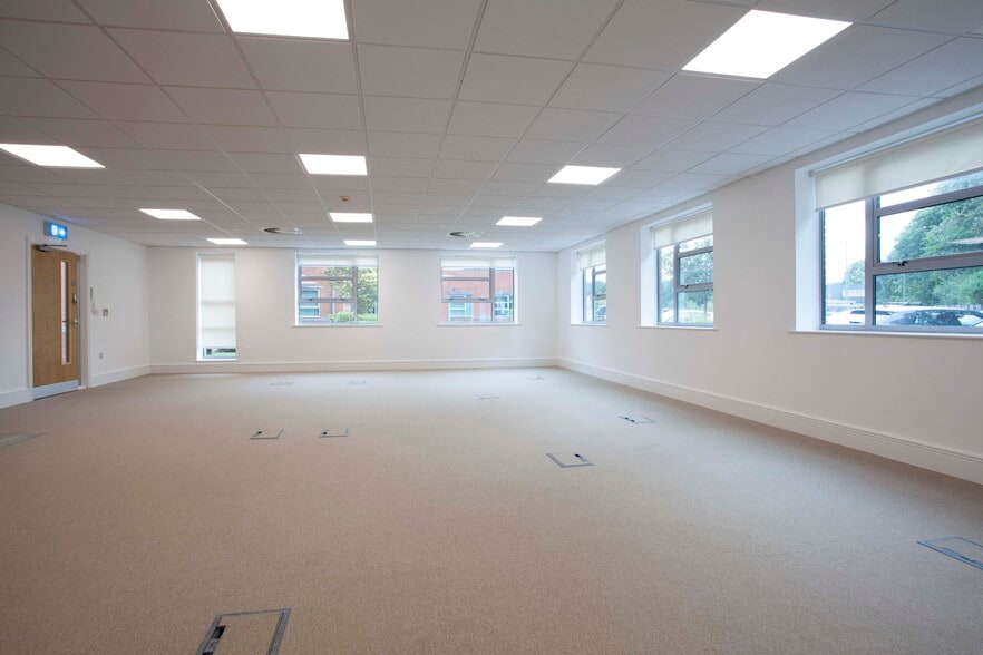 Crown Way, Tower Rd N, Warmley to rent - Building Photo - Image 3 of 9