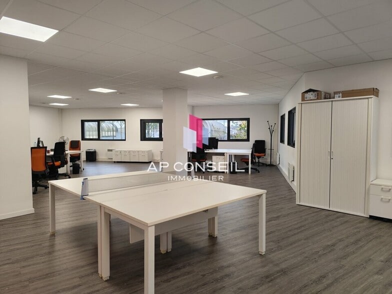 Office in Montigny-le-Bretonneux to rent - Interior Photo - Image 1 of 6