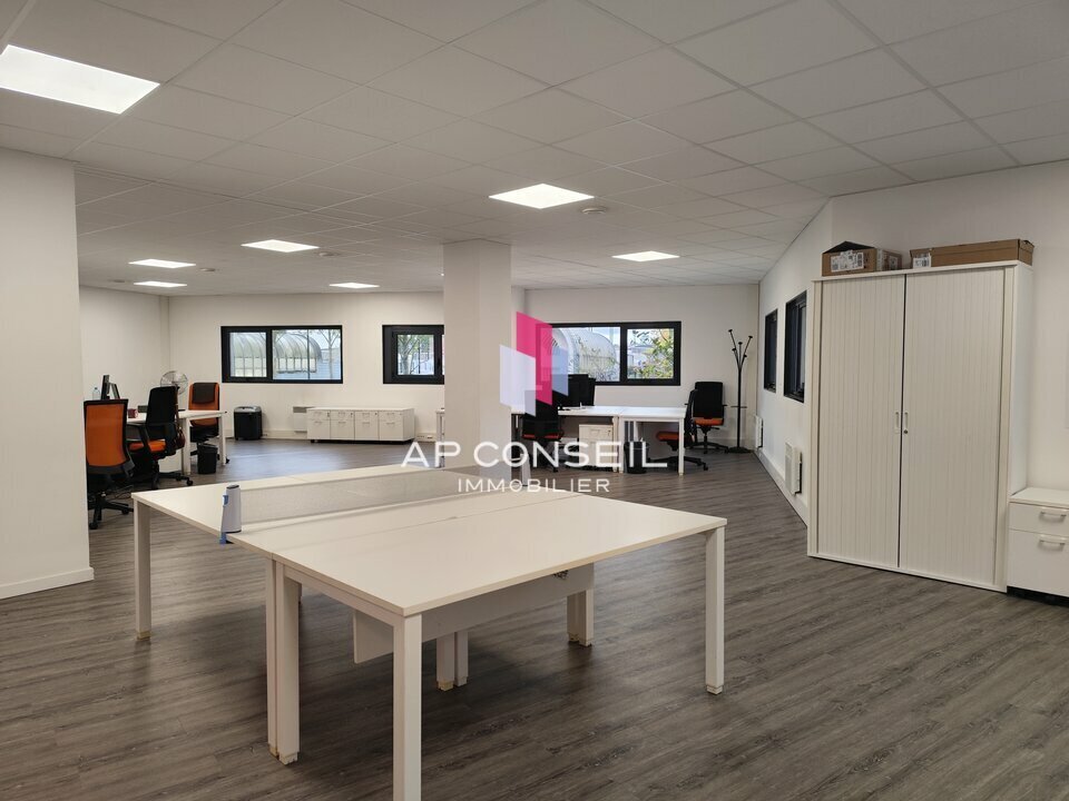 Office in Montigny-le-Bretonneux to rent Interior Photo- Image 1 of 7