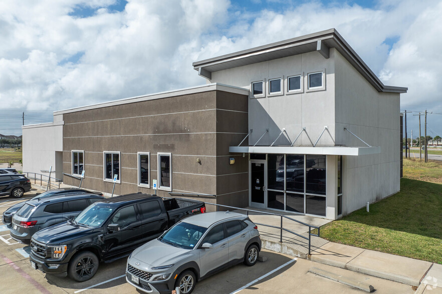 7236 Medical Center Dr, Texas City, TX for sale - Building Photo - Image 1 of 25