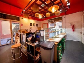 Retail in Barcelona, Barcelona to rent Interior Photo- Image 2 of 14