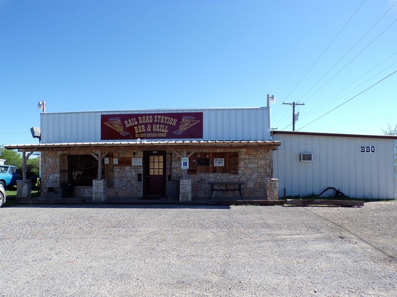 201 E Antonio St, Uvalde, TX for sale - Building Photo - Image 1 of 1