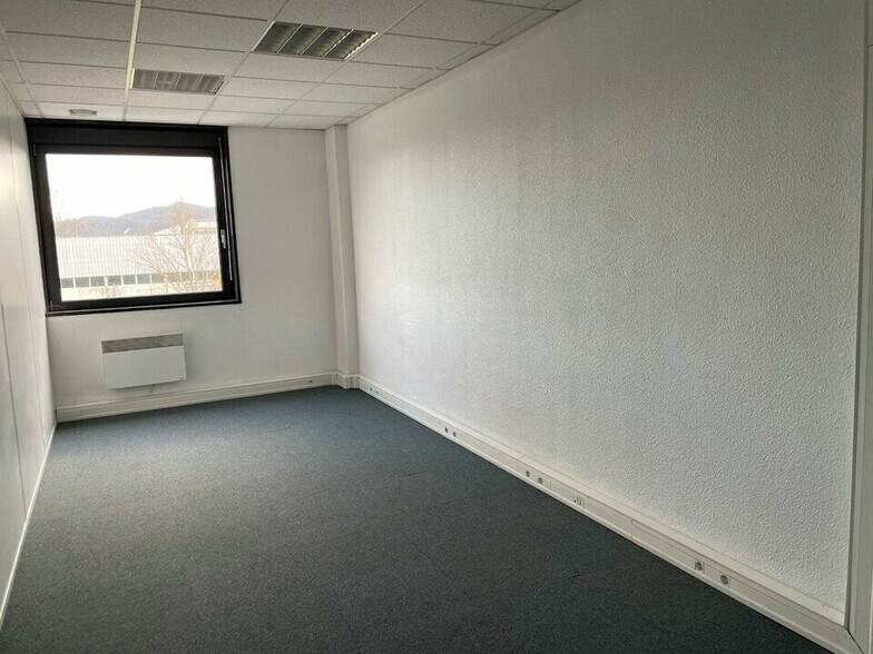 Office in Saint-Quentin-Fallavier to rent - Interior Photo - Image 3 of 23