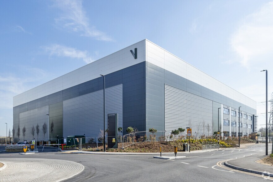 Jenkins Ln, Barking to rent - Building Photo - Image 2 of 4