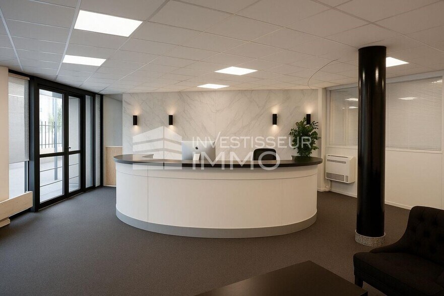 Office in Villiers Sur Marne to rent - Lobby - Image 1 of 3