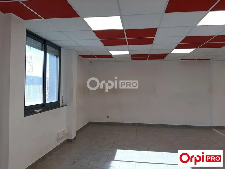 Office in Valence to rent - Interior Photo - Image 3 of 6