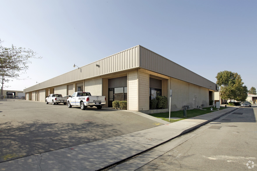 4717-4725 District Blvd, Bakersfield, CA for rent - Building Photo - Image 2 of 4