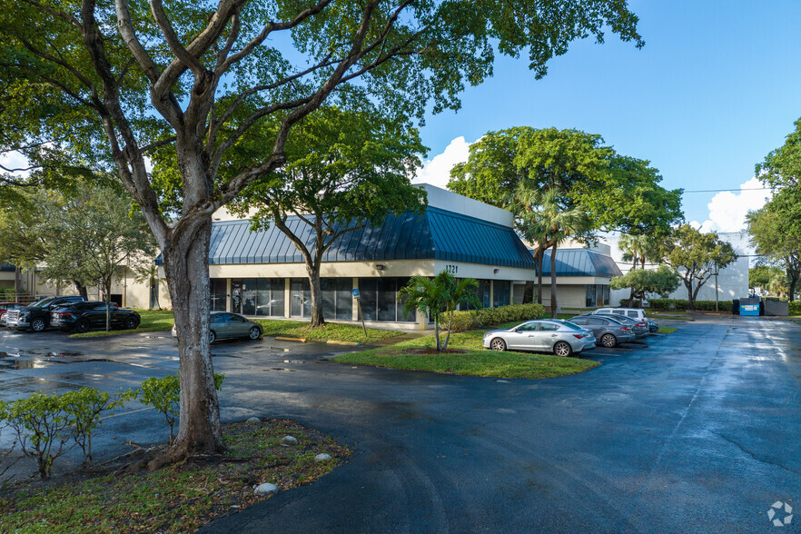 1721 Blount Rd, Pompano Beach, FL for rent - Primary Photo - Image 1 of 22