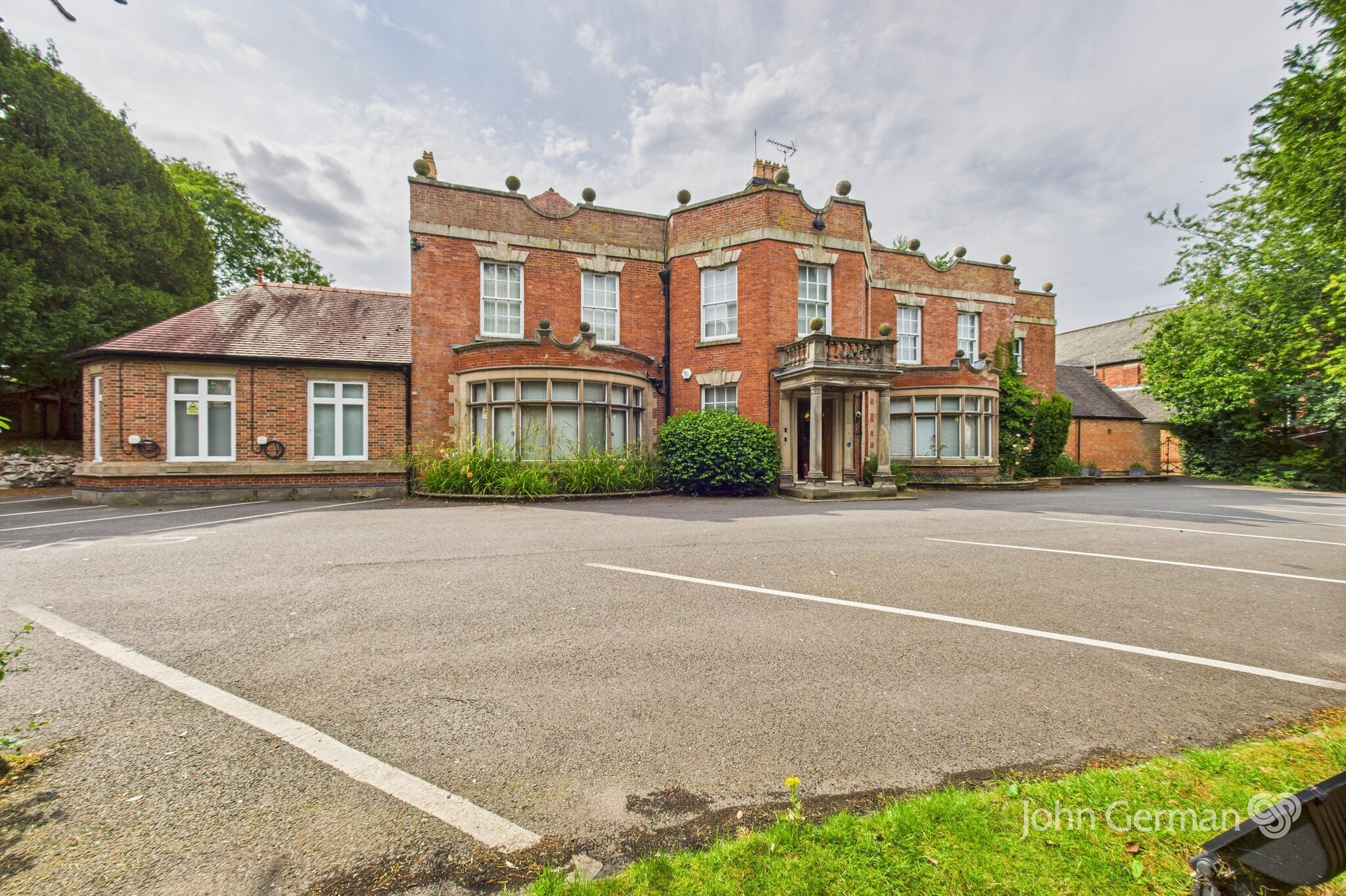 High St, Uttoxeter to rent Building Photo- Image 1 of 1