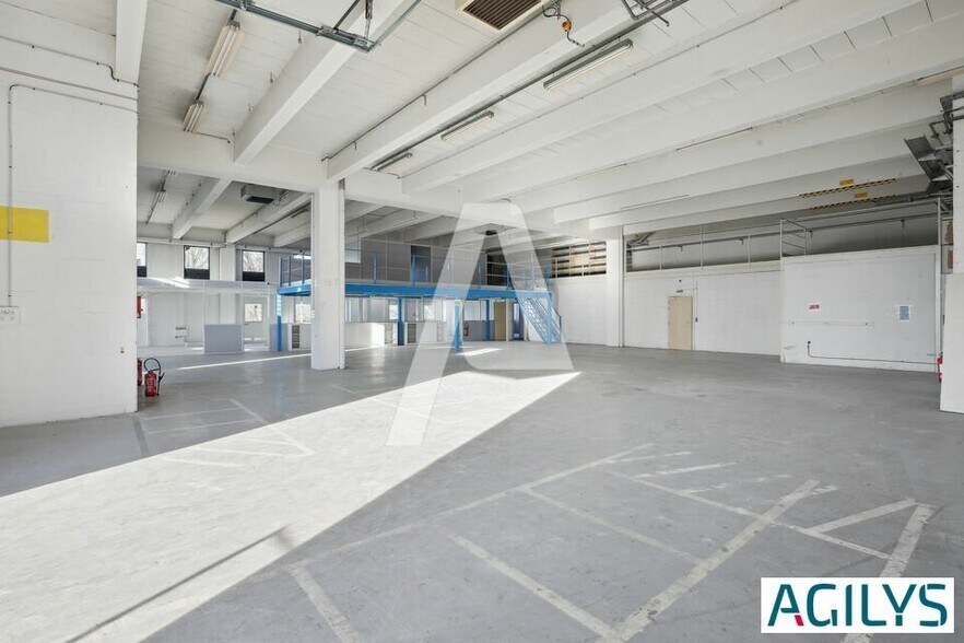 Light Industrial in Rungis to rent - Interior Photo - Image 2 of 8
