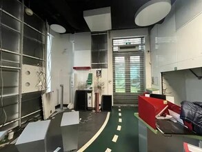 Retail in Lyon to rent Interior Photo- Image 2 of 4