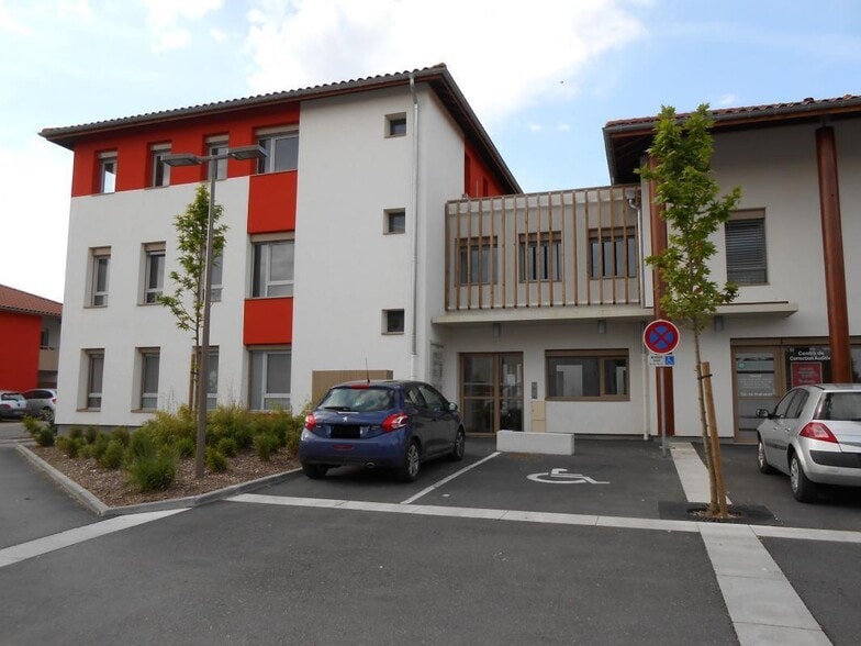Medical in Heyrieux to rent - Building Photo - Image 2 of 2