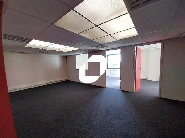 Light Industrial in Rambouillet to rent - Building Photo - Image 3 of 8