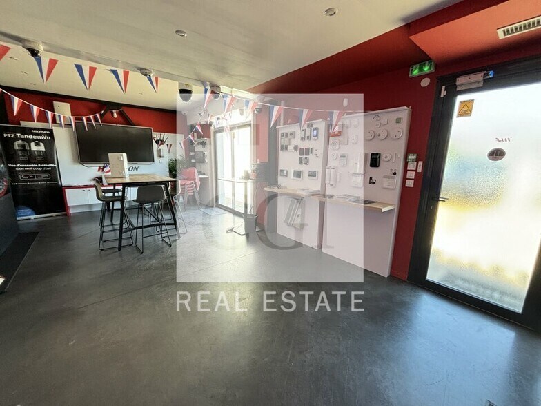 Light Industrial in Saint-Laurent-de-Mure to rent - Interior Photo - Image 2 of 10