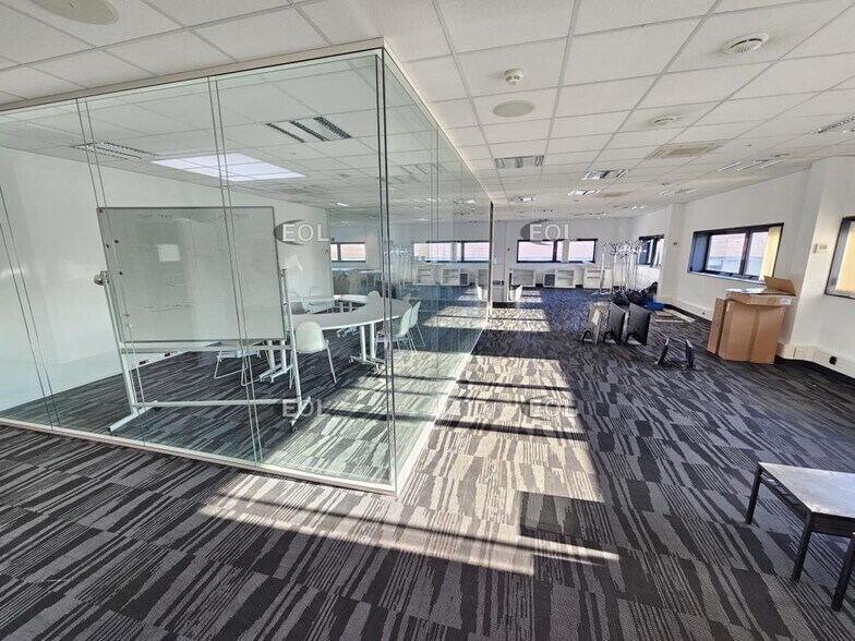 Light Industrial in Ivry-sur-Seine to rent - Interior Photo - Image 2 of 12