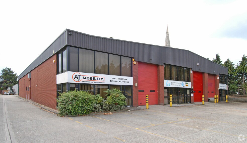 Millbrook Rd W, Southampton to rent - Building Photo - Image 2 of 3