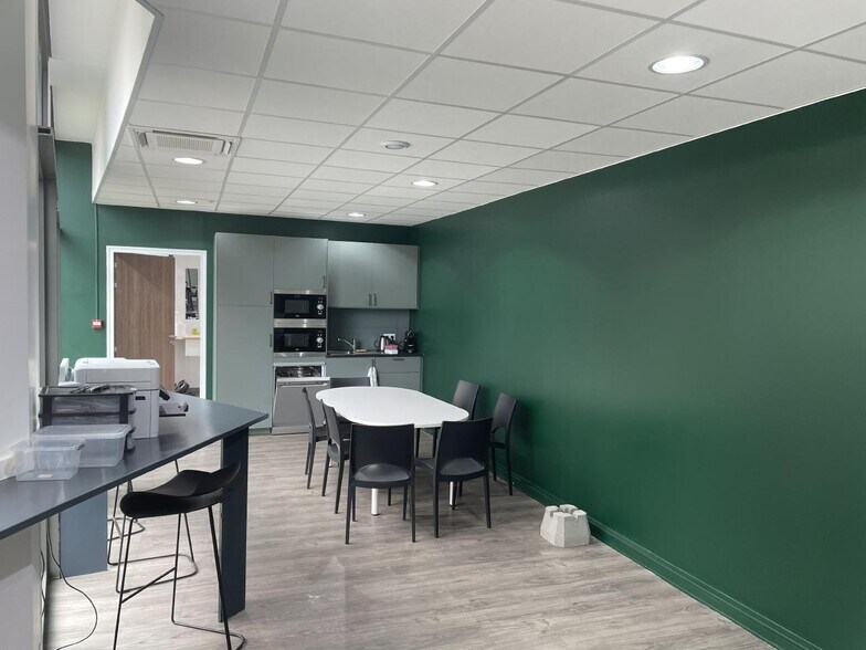 Light Industrial in Paris to rent - Interior Photo - Image 3 of 4
