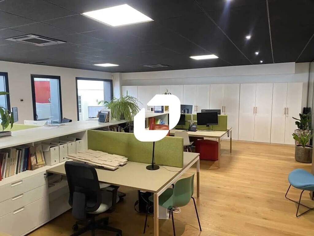 Location Bureaux 425 m² - Photo 1