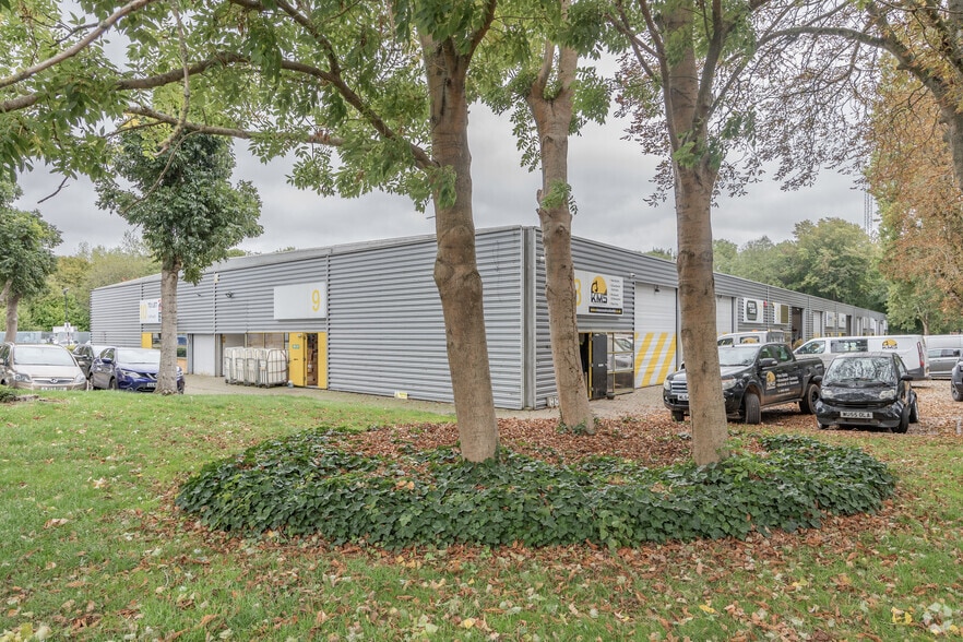 1-17 Kembrey Park, Swindon to rent - Building Photo - Image 3 of 6